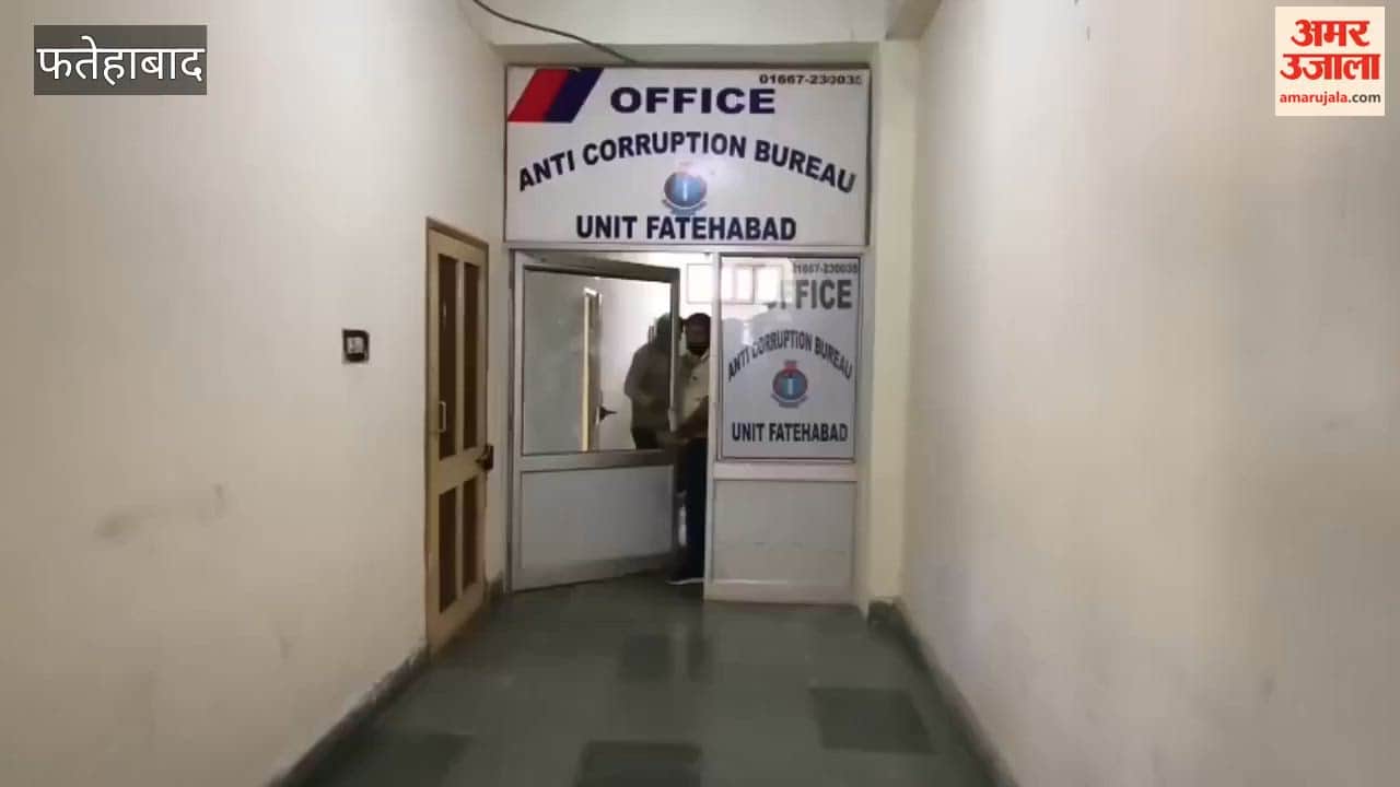 An Anti-Corruption Bureau team caught Satpal Singh, a lineman with the electricity corporation, accepting a bribe of ₹15,000; a case has been registered.