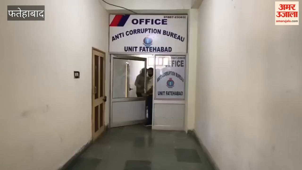 An Anti-Corruption Bureau team caught Satpal Singh, a lineman with the electricity corporation, accepting a bribe of ₹15,000; a case has been registered.