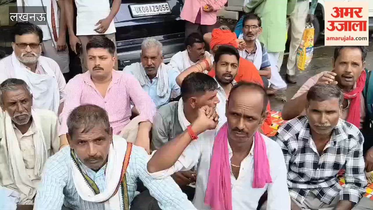 चकबंदी प्रक्रिया निरस्त किए जाने की मांग लेकर लखनऊ में धरने पर बैठे बांदा-अमेठी के किसान