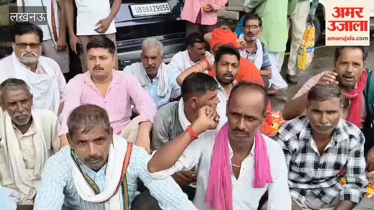 चकबंदी प्रक्रिया निरस्त किए जाने की मांग लेकर लखनऊ में धरने पर बैठे बांदा-अमेठी के किसान