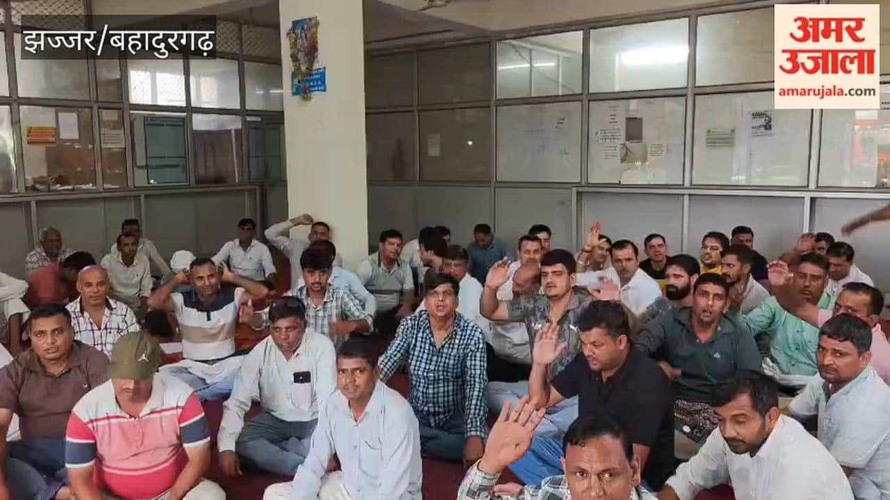 Electricity department employees staged a protest in Beri and warned of a strike from August 11 to 13.