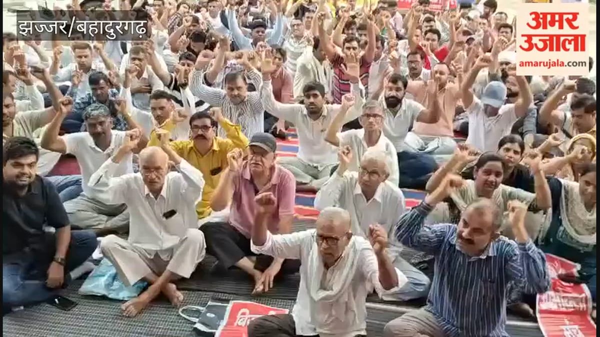 लगातार दूसरे दिन गरजे बिजली कर्मचारी-इंजीनियर, निजीकरण के खिलाफ तेज किया आंदोलन