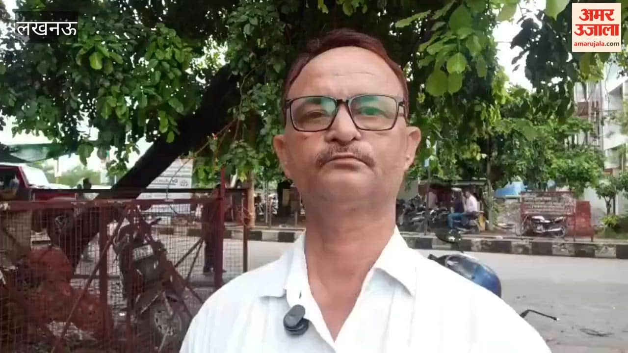 लखनऊ के पिपरौली गांव में बीच सड़क पर लगा बिजली का खंभा, आए दिन बनता हादसे का कारण