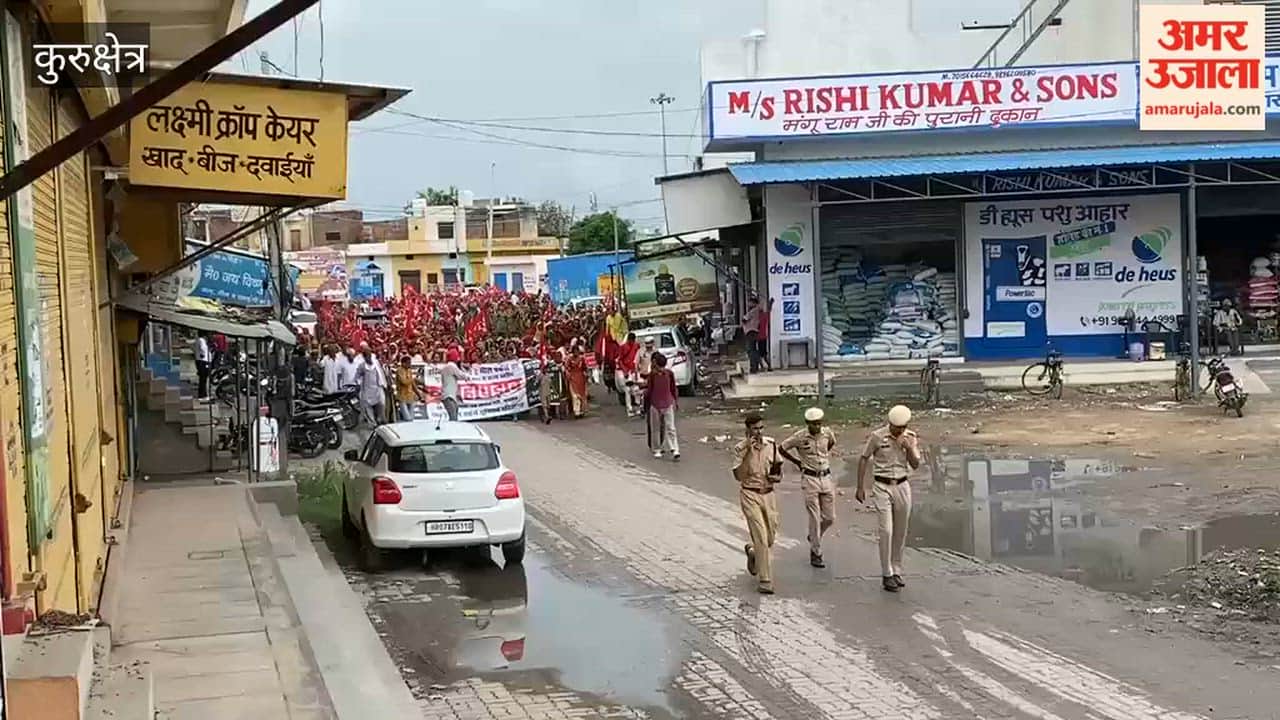 Over 5,000 mid-day meal workers reached the city to meet the Deputy Commissioner.