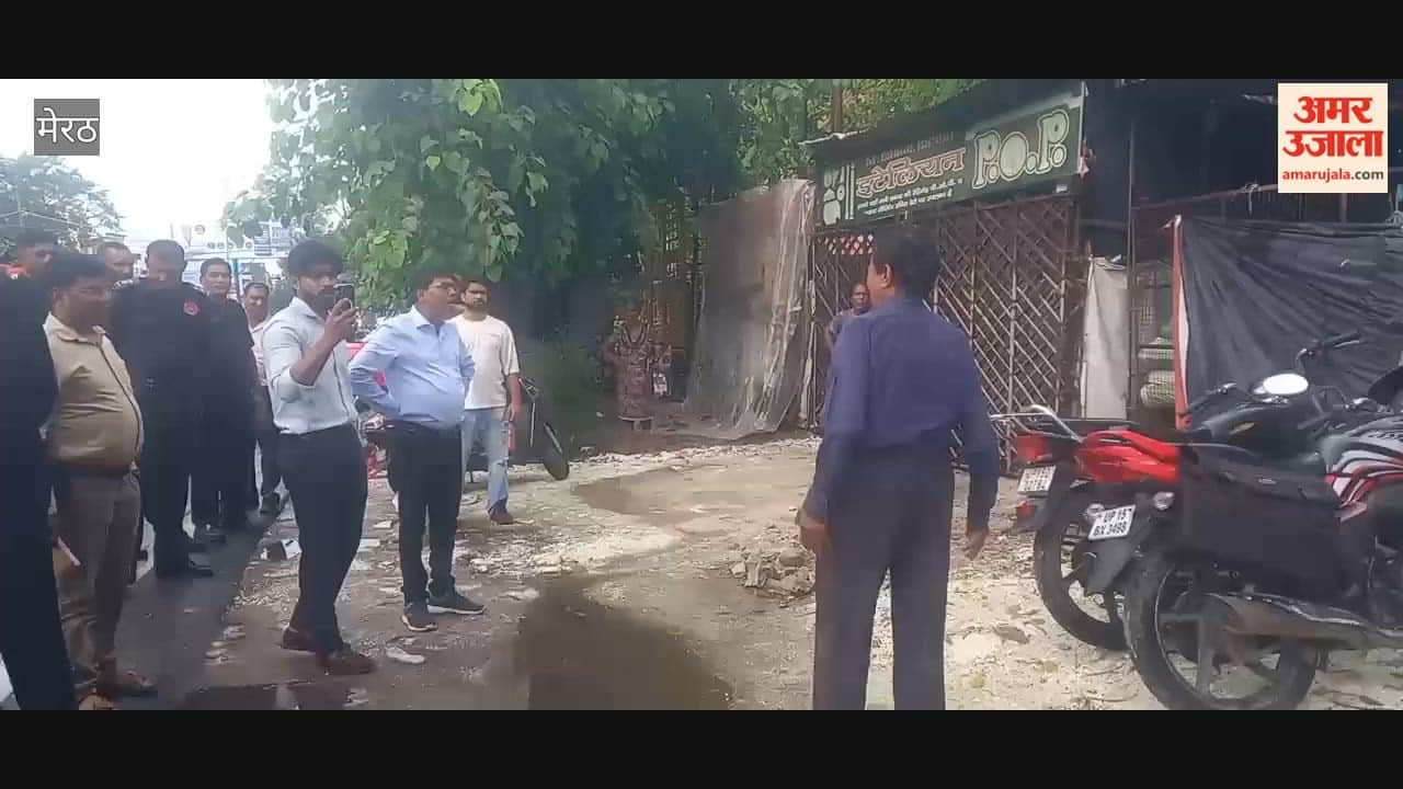 Meerut: Civic Body Clears Encroachment Outside GIC, Issues Challans