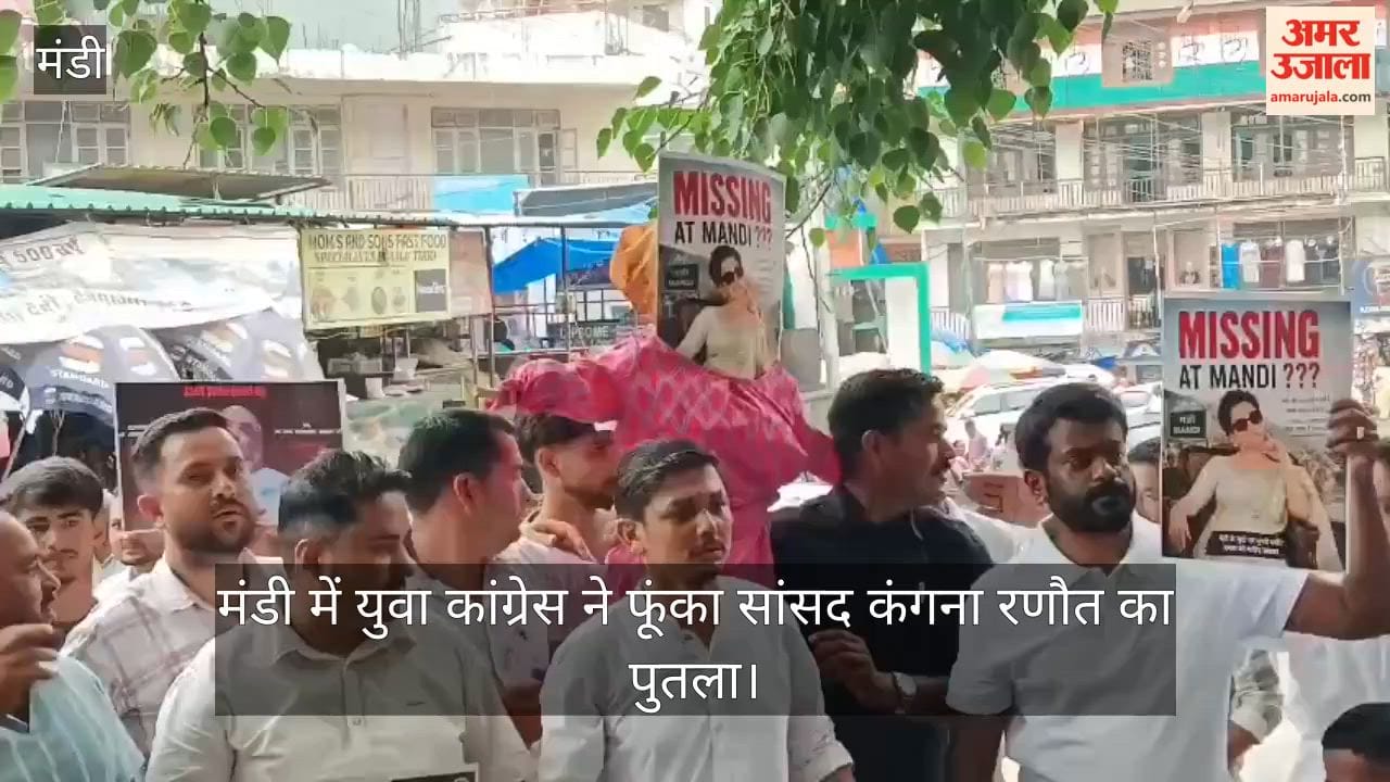 Youth Congress burns effigy of MP Kangana Ranaut in Mandi