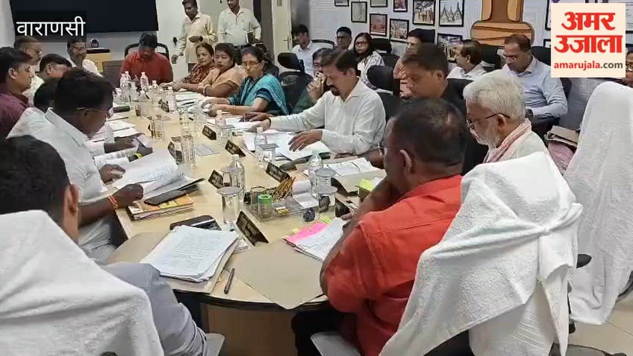 Varanasi Municipal Corporation Executive meeting, chaired by Mayor Ashok Tiwari