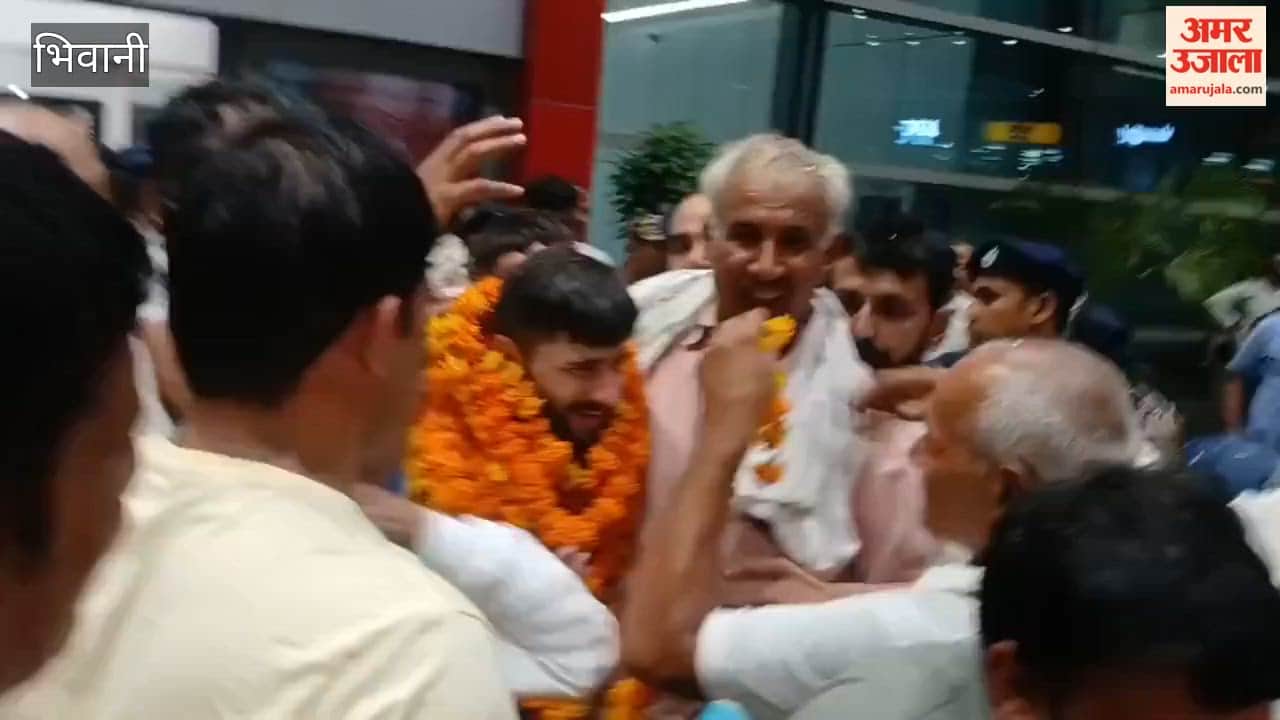 Jasmine Lamboria, the boxer from Bhiwani and a medalist at the Glasgow Commonwealth Games, was welcomed at Delhi Airport.