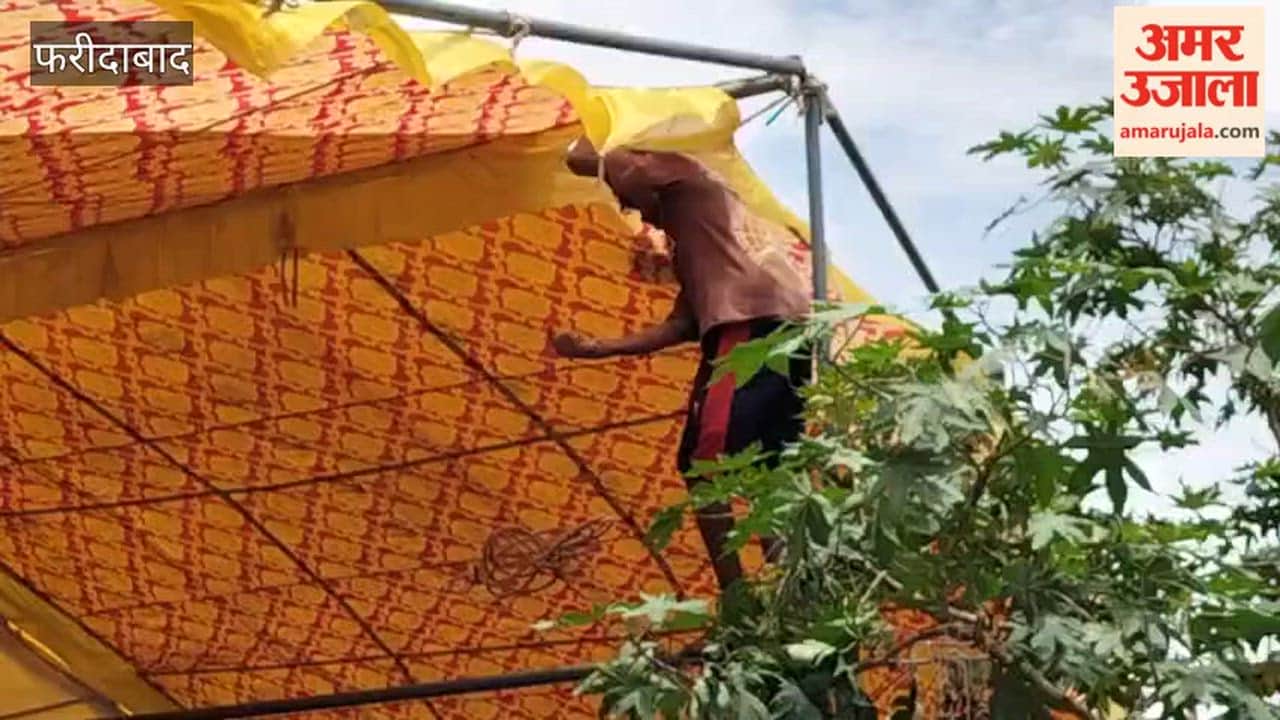 In Faridabad, tents are being set up for the rest of Kanwariyas along the route created for them by the police administration beside the Agra Canal.