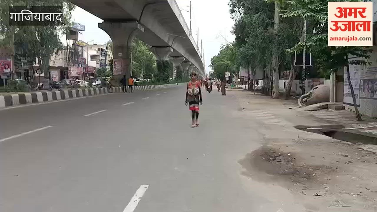 Muradnagar Kanwariyas move towards their destination on the Delhi-Meerut highway