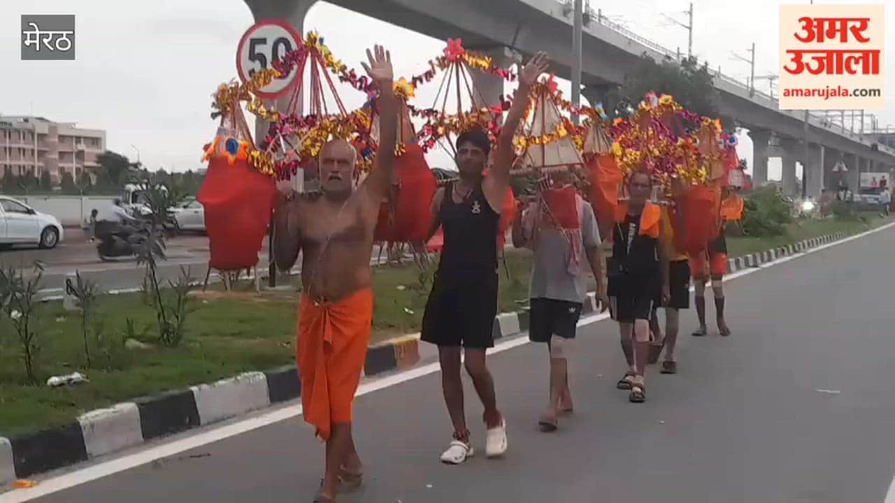 Meerut: Kanwariyas from Morena set out carrying 'Khadi Kanwar'.