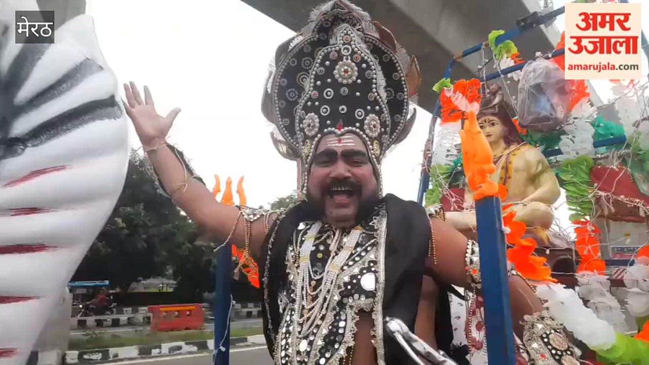 Meerut: Delhi's Moolchand Tyagi bringing holy water while dressed as Ravana.