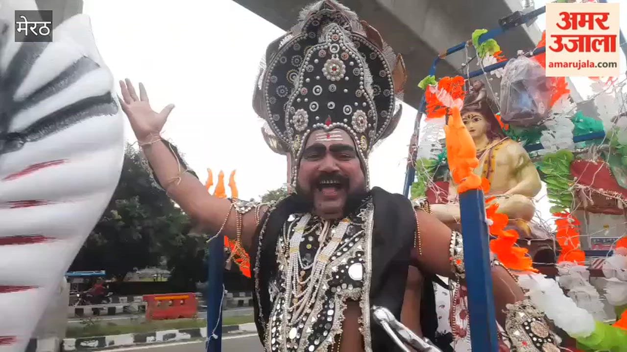 Meerut: Delhi's Moolchand Tyagi bringing holy water while dressed as Ravana.