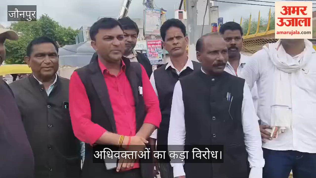 Strong protest by lawyers over the damaged Bhagat Singh statue in jaunpur
