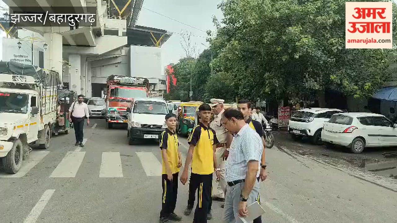 Students and the general public were sensitized about road safety and administered a pledge to observe it on International Traffic Light Day in Bahadurgarh