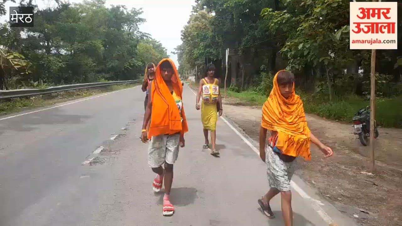 Meerut: Kanwariyas making their way towards Shiva temples, walking along the scorching road of the Kanwar track.