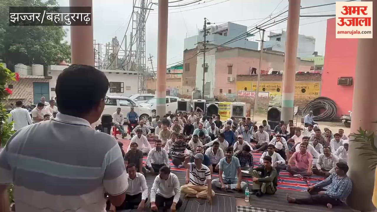 Electricity employees in Bahadurgarh protest against privatization for the third consecutive day; state-wide strike announced from August 11 to 13.