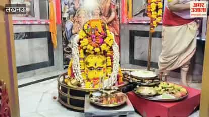 लखनऊ में राजेंद्र नगर के महाकाल मंदिर में आरती में बड़ी संख्या में लोग शामिल