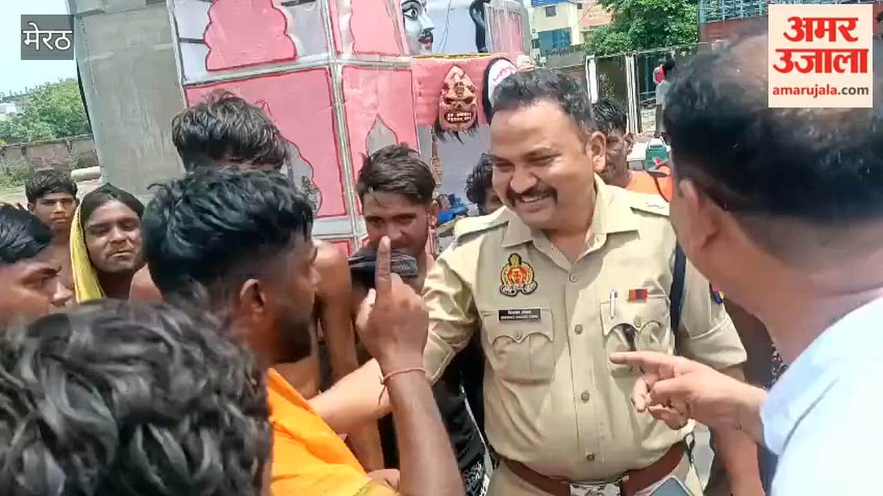 Meerut: 'Delhi Police should be like UP Police; it's all thanks to Yogi Adityanath,' Kanwariyas tell SP.