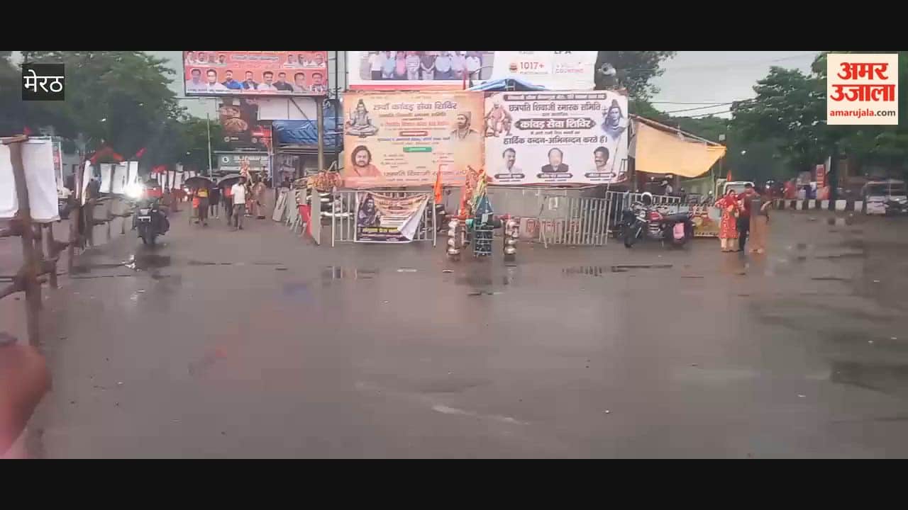 Meerut: Kanwariyas passed through Meerut amidst the rain.
