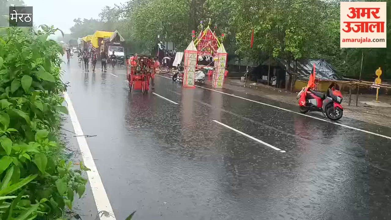 Meerut: Kanwariyas continued heading towards Shiva temples amidst the rain; chants of 'Bol Bam' echoed all around.