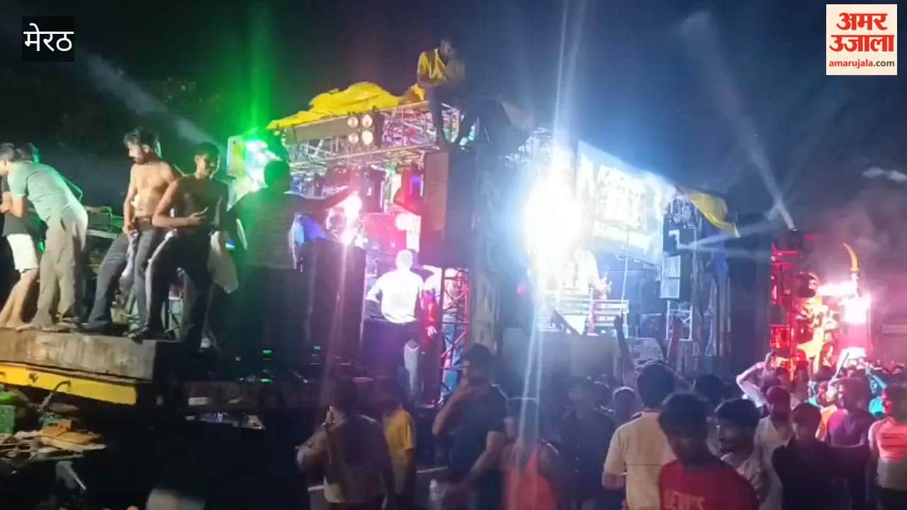 Meerut: 'Kasana' and 'Sarjan' DJs are not being allowed to stop on the highway; Kanwariyas continue moving while dancing to devotional songs.