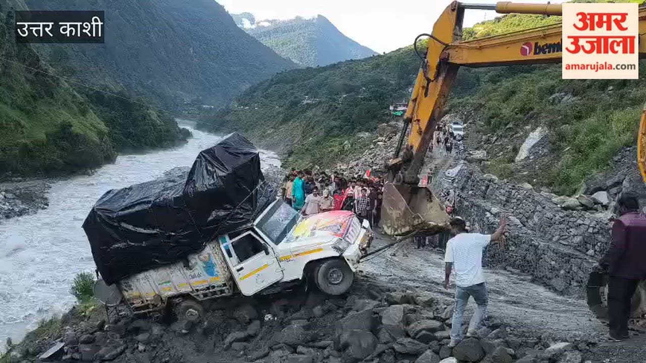 VIDEO: Accident on Gangotri Highway pickup vehicle loses control and slides towards the Ganges