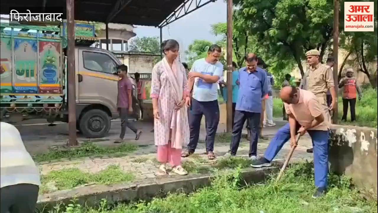 The District Magistrate engaged in voluntary manual labor using a shovel and cleaned the area alongside other officials.