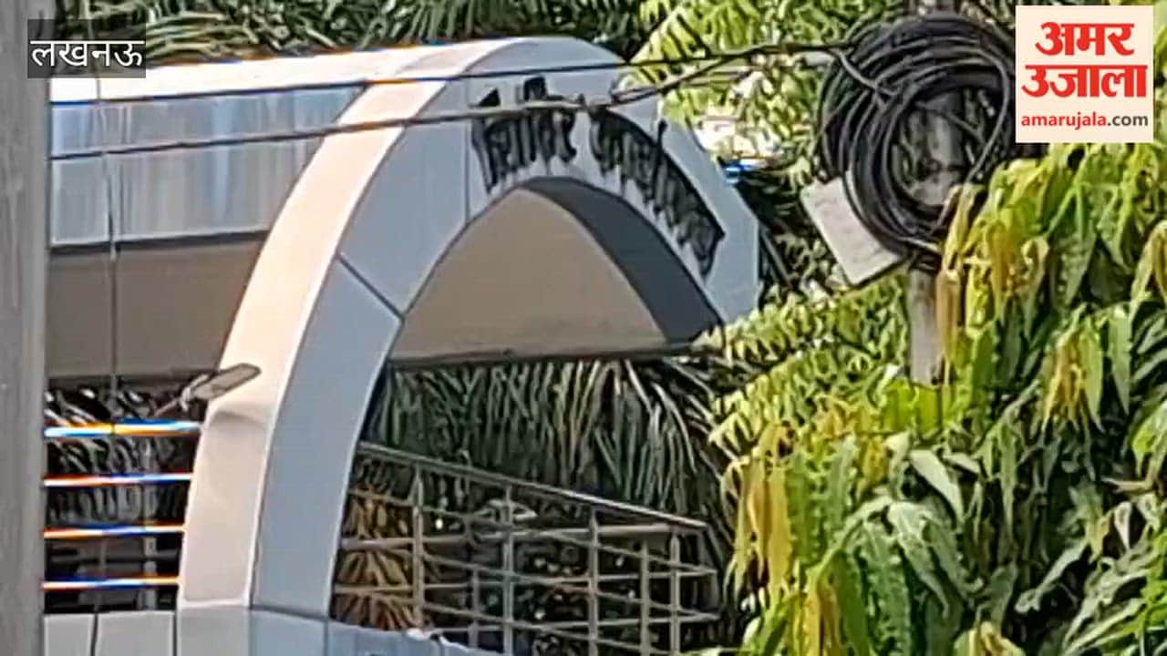 लखनऊ में माध्यमिक शिक्षा निदेशालय शिविर कार्यालय के गेट पर बिना रोक टोक बिक रहा गुटखा-तम्बाकू