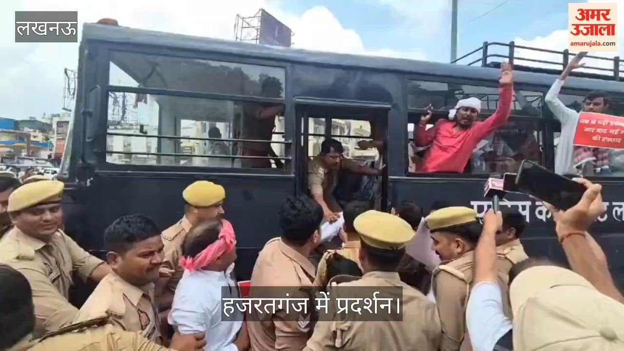 Video: E20 पेट्रोल के खिलाफ सपा कार्यकर्ताओं का हजरतगंज में प्रदर्शन, पुलिस ने हिरासत में लिया