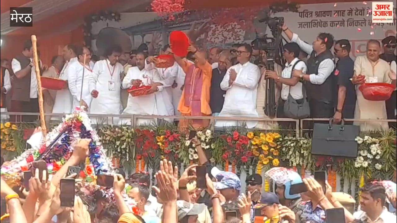 Meerut: CM Yogi Showers Flowers on Kanwariyas in Meerut, Welcomes Shiva Devotees at Dulheda Chungi