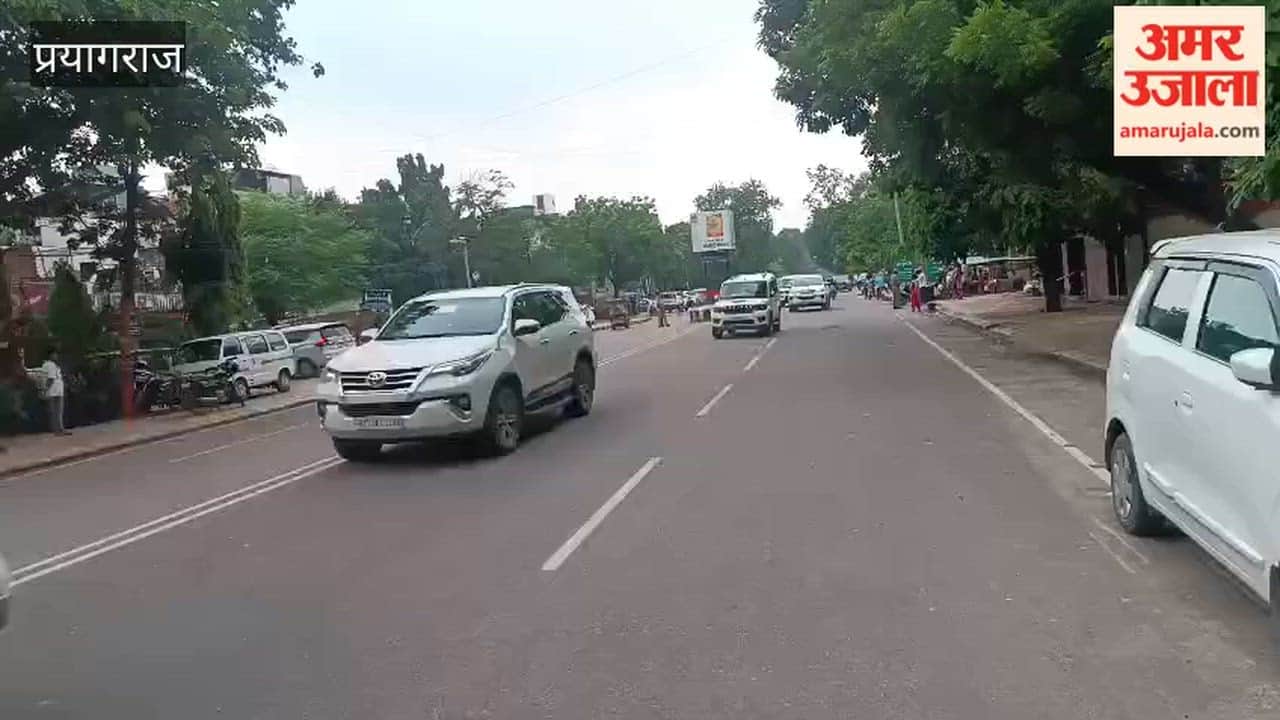 Rahul Gandhi arrives in Prayagraj; sets off for Anand Bhawan with a convoy of vehicles.