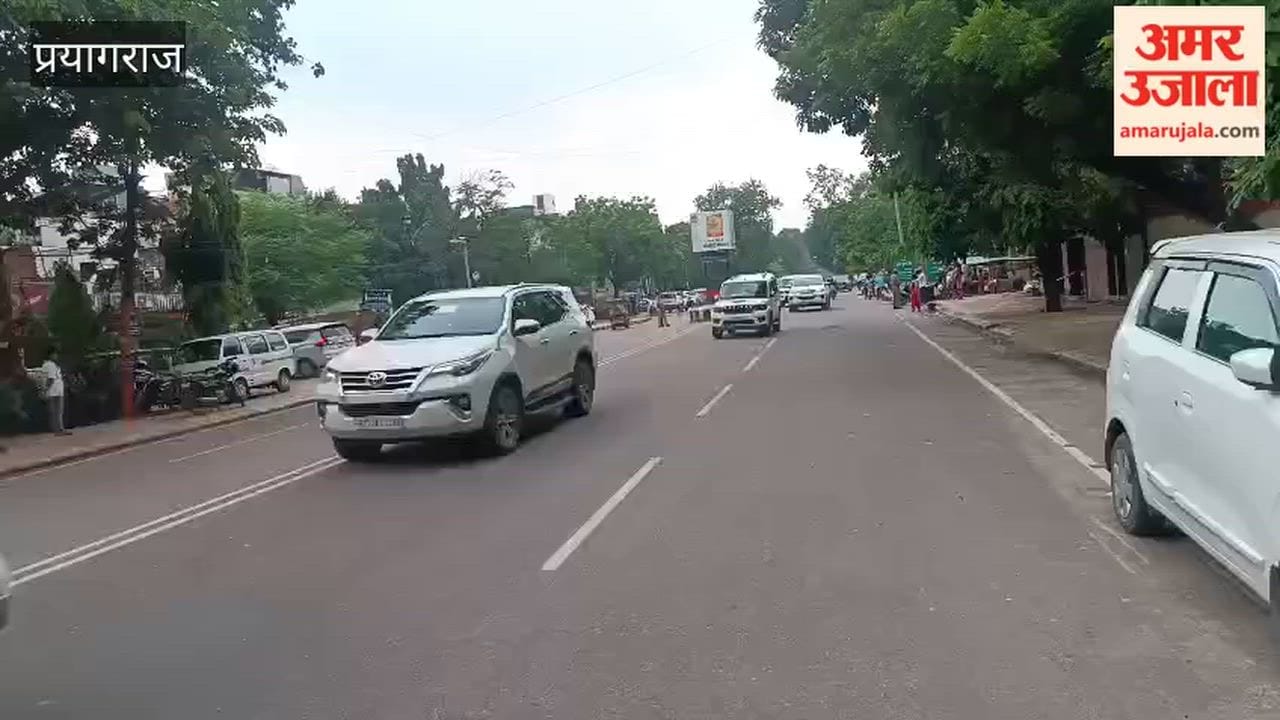 Rahul Gandhi arrives in Prayagraj; sets off for Anand Bhawan with a convoy of vehicles.