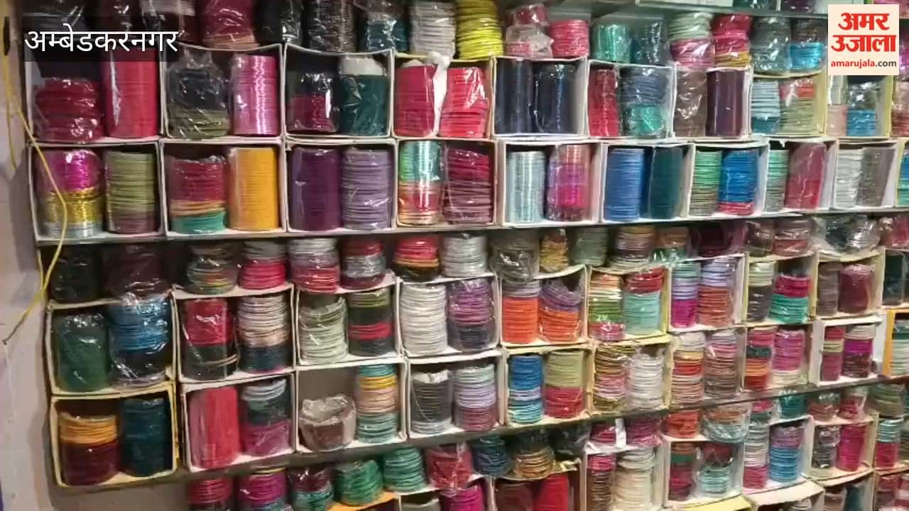 अंबेडकरनगर में सावन की हरी चूड़ियों और भगवा रंग से सजा बाजार