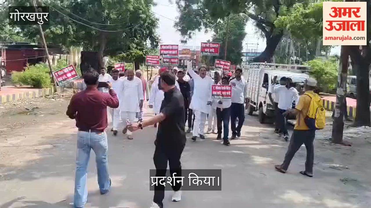 Samajwadi Party workers staged a protest marking the August Kranti; they have left for Gorakhpur to submit a memorandum to the District Magistrate.