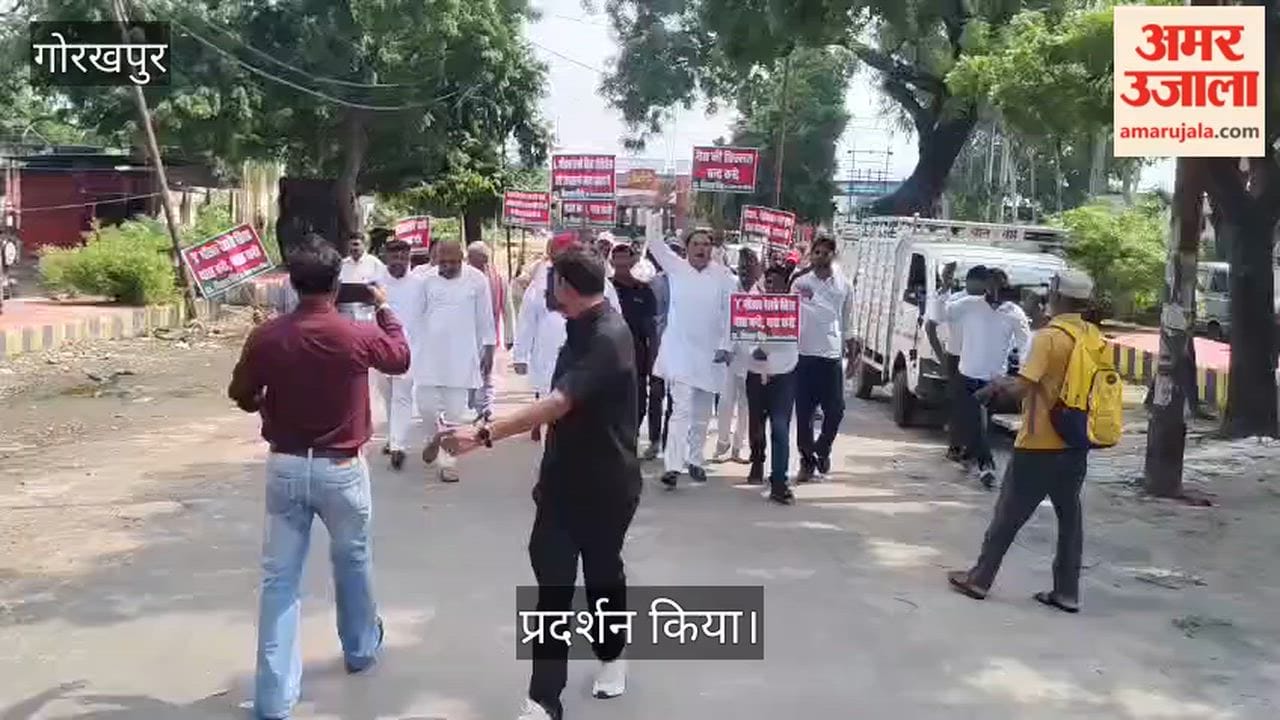 Samajwadi Party workers staged a protest marking the August Kranti; they have left for Gorakhpur to submit a memorandum to the District Magistrate.