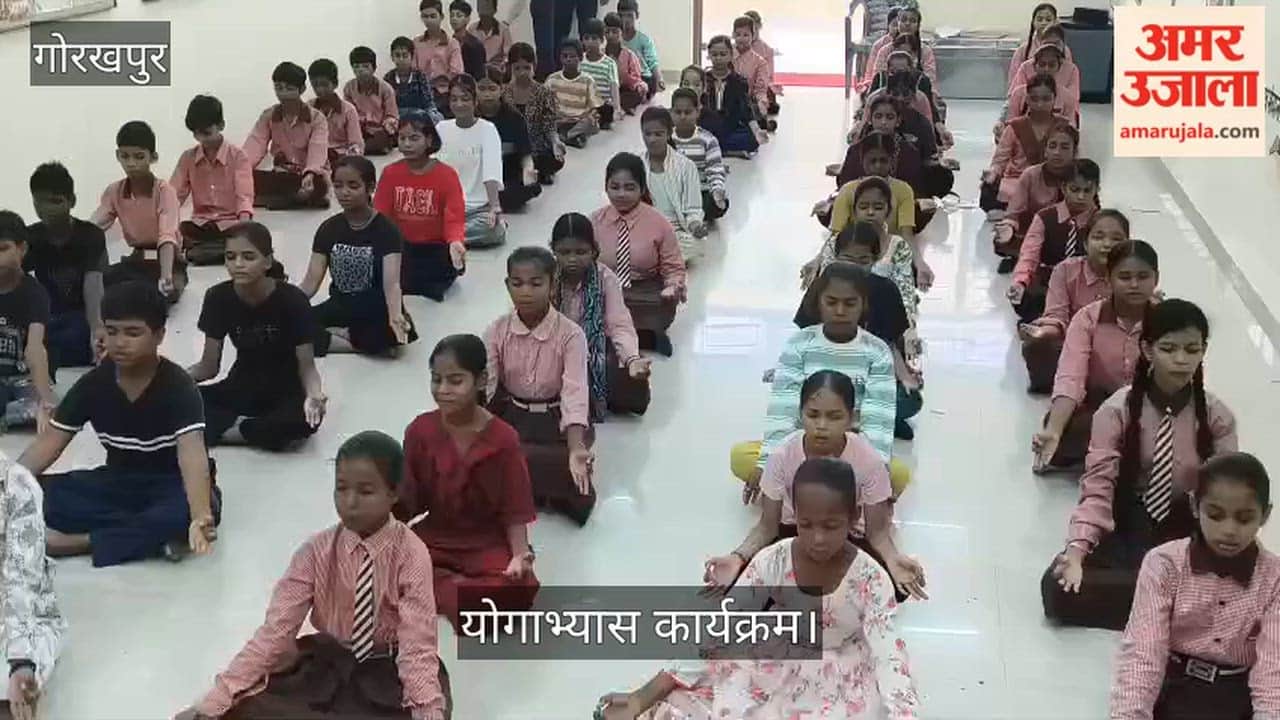 Children practiced yoga and pledged to lead a healthy life on 'Bagless Day'.
