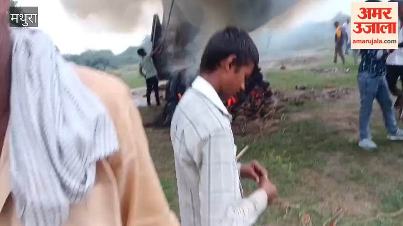Elderly person last rites performed under tarpaulin due to rain in Mathura