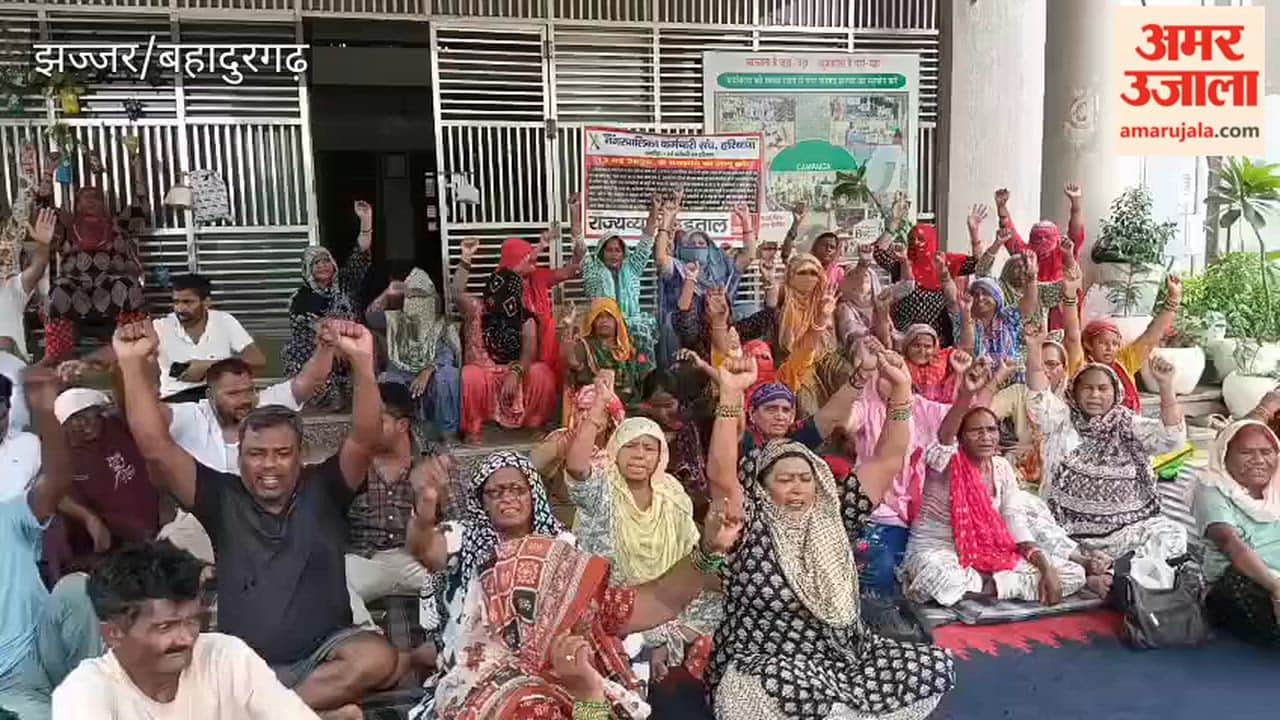 Sanitation workers' strike in Jhajjar continues for the third day.