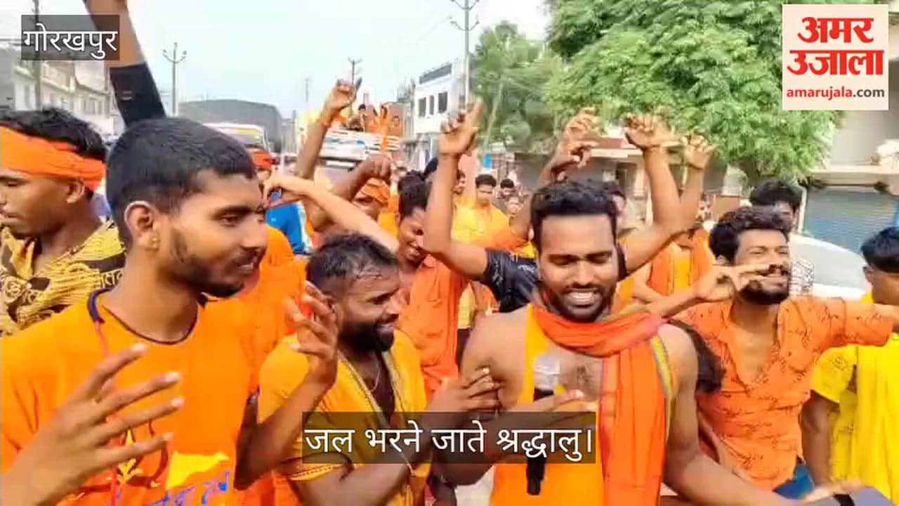 Devotees going to offer water at the Moteshwar Shiva Temple in Pipraich.