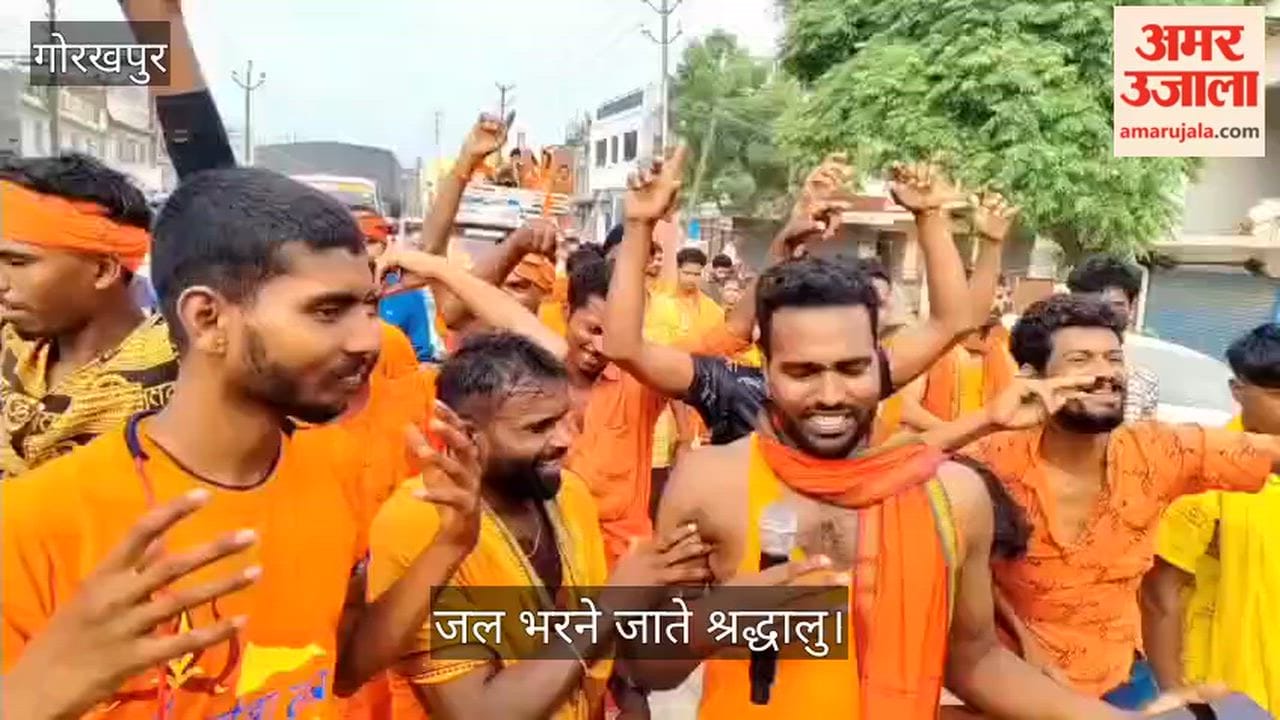 Devotees going to offer water at the Moteshwar Shiva Temple in Pipraich.