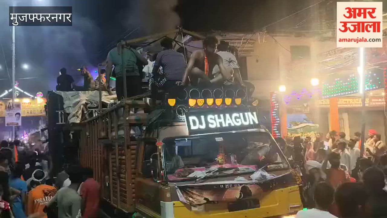 Muzaffarnagar: Traffic jam caused by DJ-equipped Kanwars; vehicles stranded in narrow lanes as well.