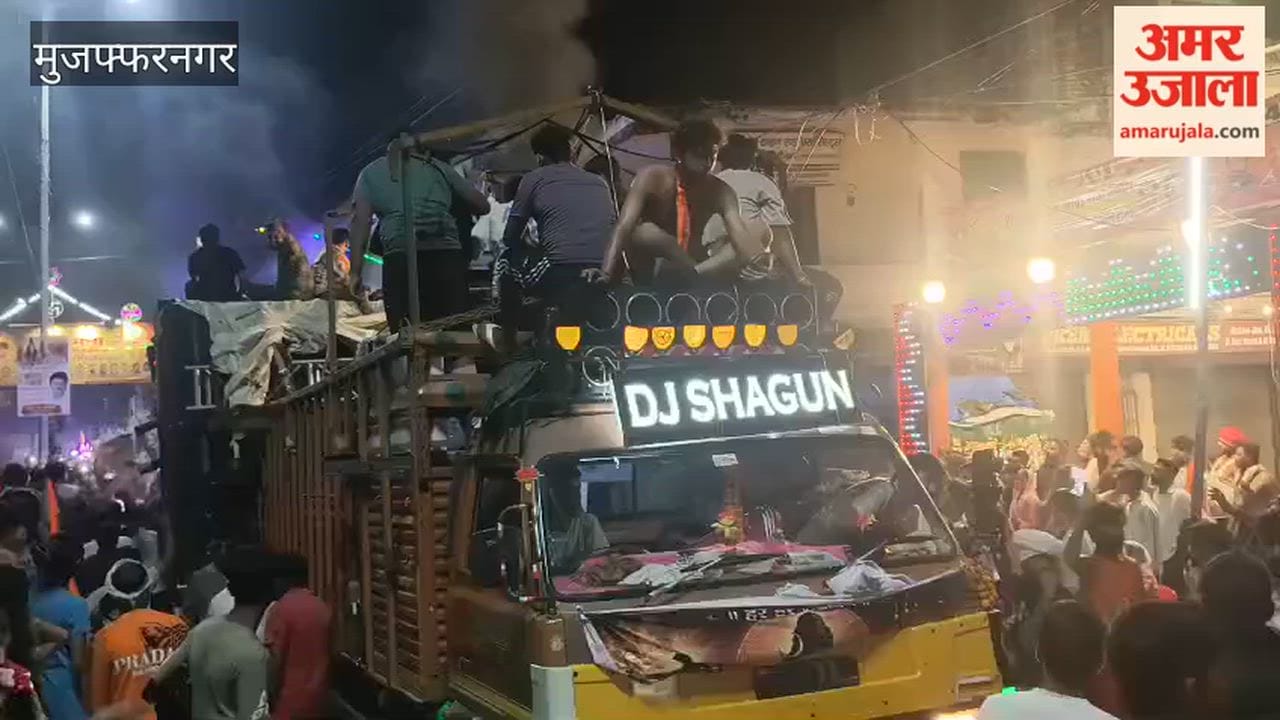 Muzaffarnagar: Traffic jam caused by DJ-equipped Kanwars; vehicles stranded in narrow lanes as well.