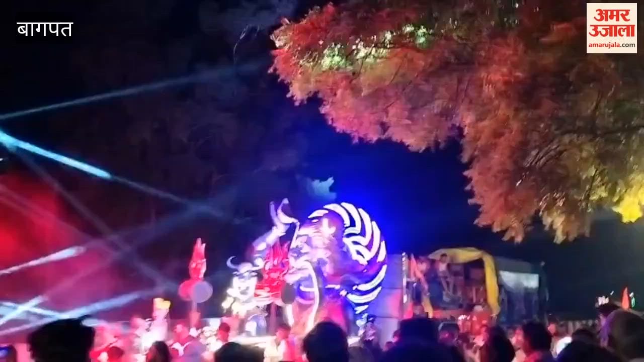 Baghpat: An attractive Kanwar, illuminated by colorful lights, arrived; there was plenty of dancing to DJ music.