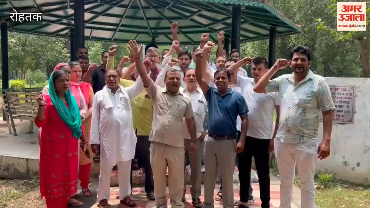 'Part-2' employees in Rohtak held a meeting to demand regularization of their services and warned of launching an agitation