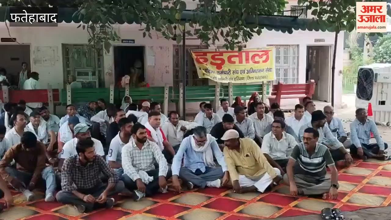 Sanitation and fire department staff on strike in Fatehabad; the town is buried under piles of garbage, and residents are in distress due to the stench spreading across the streets.
