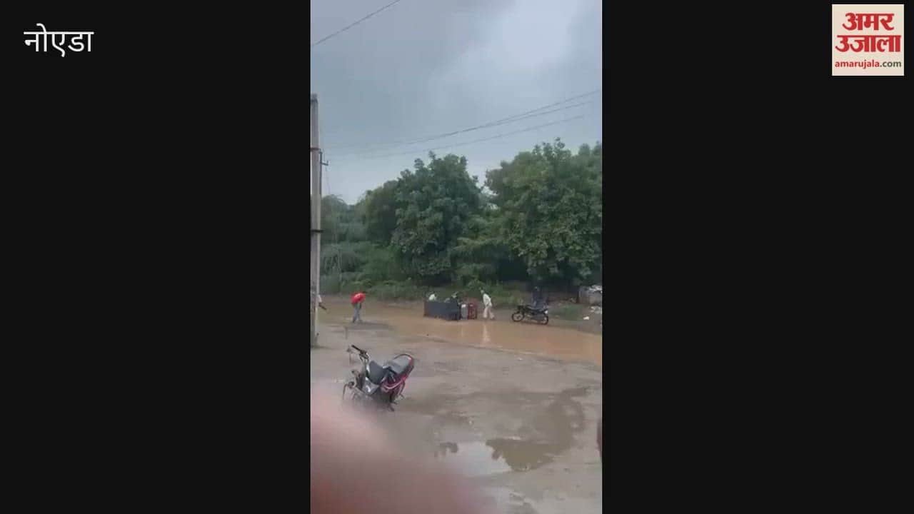 E-rickshaw packed with women overturns in Jewar