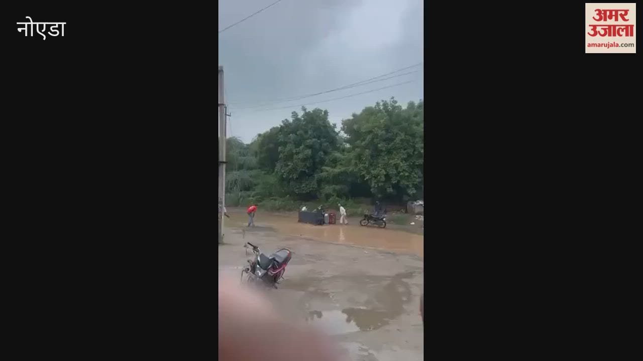 E-rickshaw packed with women overturns in Jewar