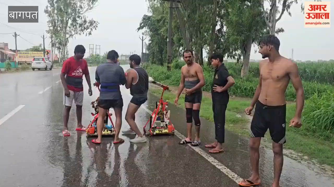 Baghpat: Devotees arrived carrying a *kanwar* featuring idols of Goddess Kali and Baba Sabal Singh Bawri after the fulfillment of their vows.
