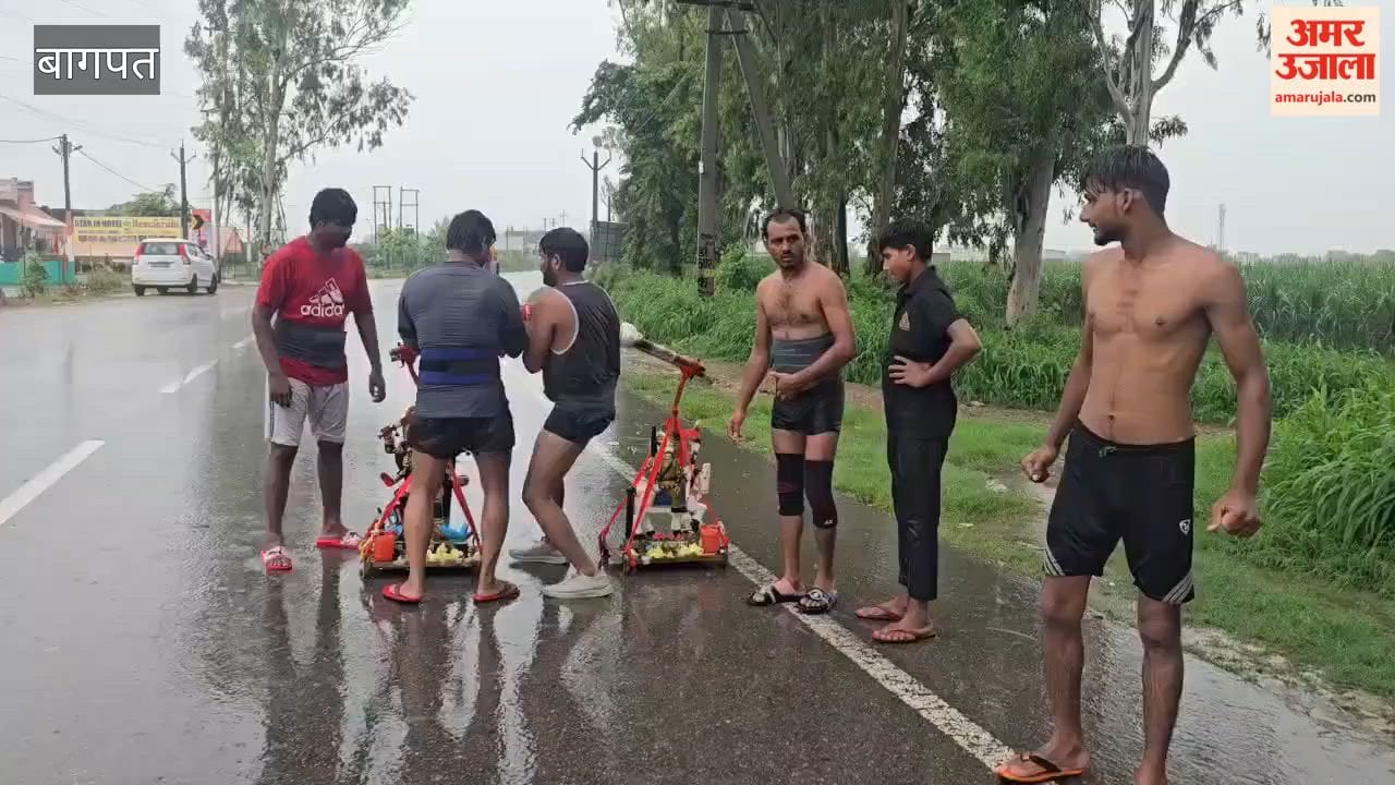 Baghpat: Devotees arrived carrying a *kanwar* featuring idols of Goddess Kali and Baba Sabal Singh Bawri after the fulfillment of their vows.
